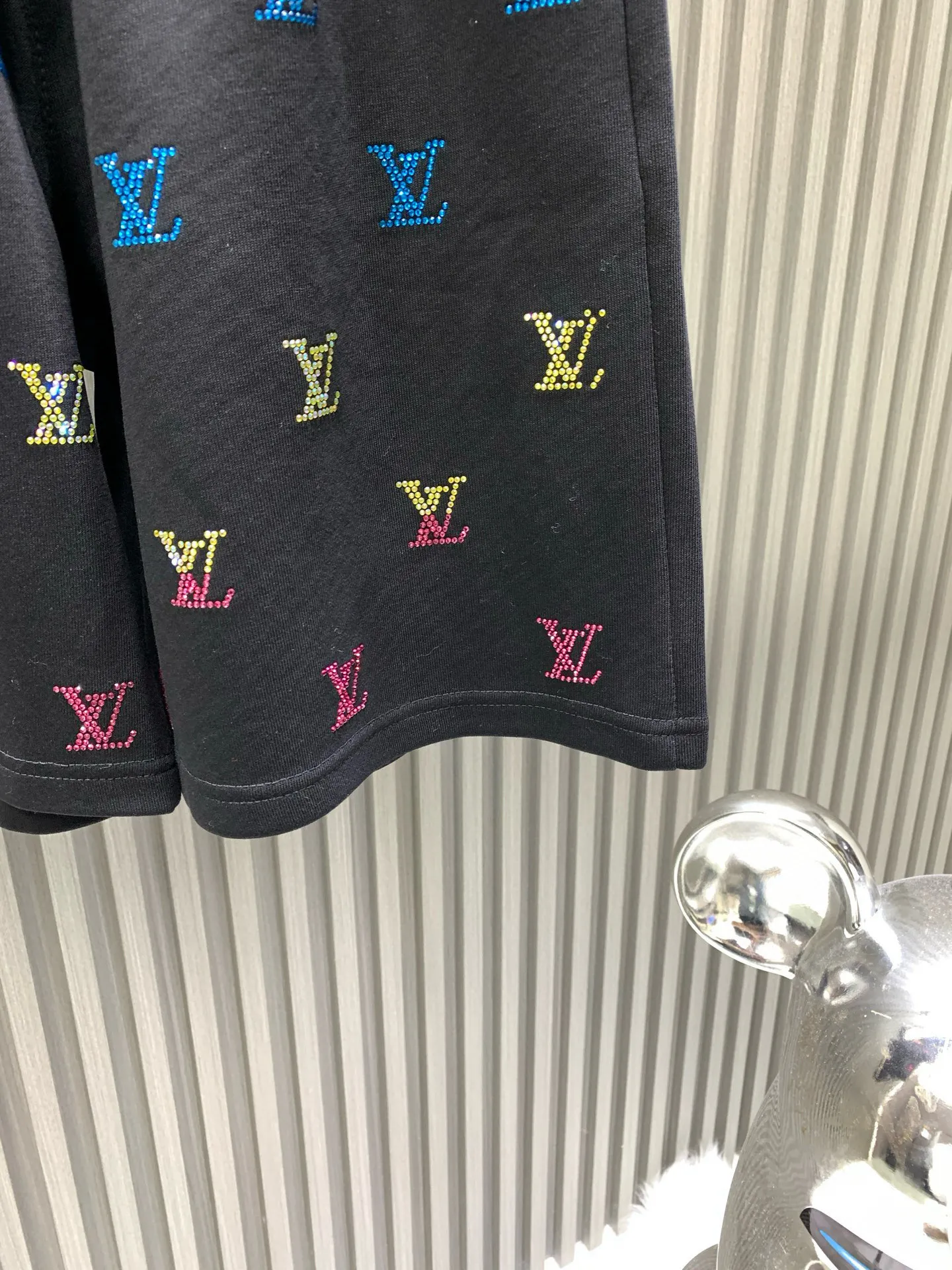 🅿️230 🀄️ Louis Vuitton, original product from the official website 🔥 2V simple and fashionable summer shorts and casual pants, with full diamond design, very comfortable to wear, low-key yet luxurious. It is very classy to wear, and the style and tailoring of the pants need not be said. The upper body is exquisite and vivid. Really first-class top quality materials. Really palace-class casual pants and elastic pants, made of Turkish cotton. Produces the most famous denim fabric of outstanding quality. After heavy washing, the pants are very soft! The straight-leg version is not picky, the upper body is absolutely stylish, and the waistband design is extremely luxurious.